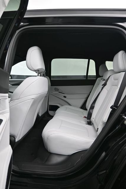 New 2026 Diamond Black Crystal Pearl-Coat Exterior Paint Jeep Limited image 8