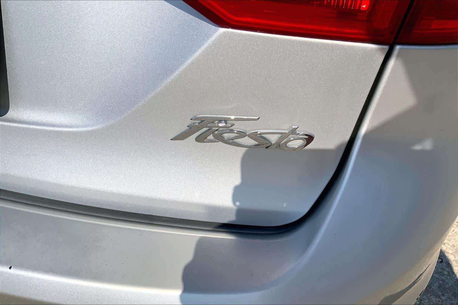 Used 2014 Ingot Silver Metallic Ford SE image 9