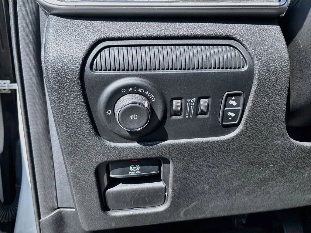 Used 2022 White Jeep Series III image 48