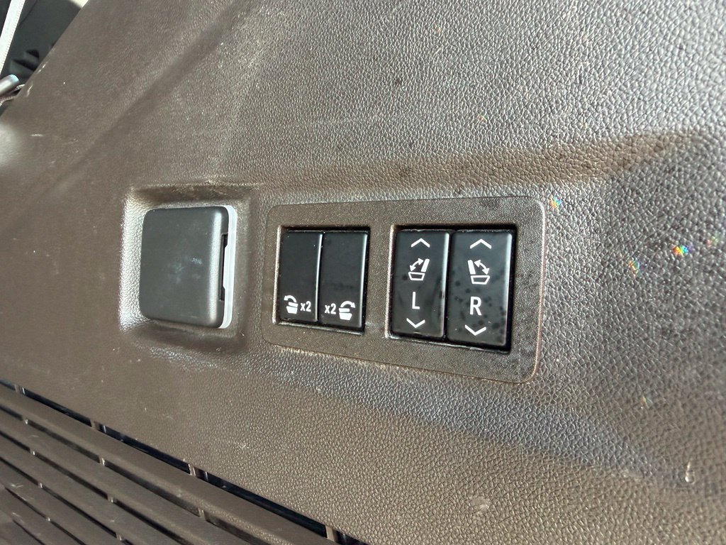 Used 2022 WHITE FROST TRICOAT GMC SLT image 17