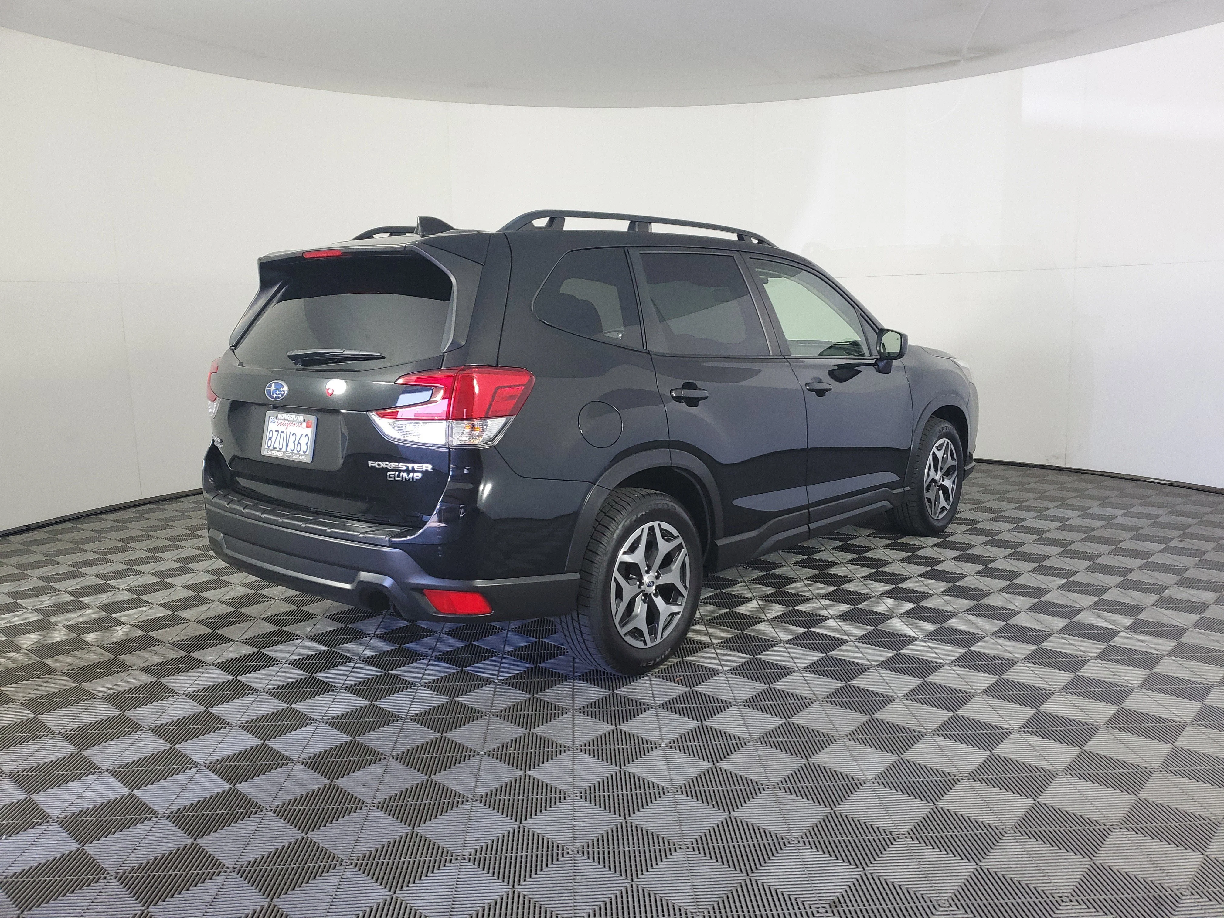 Used 2022 Crystal Black Silica Subaru Premium image 4