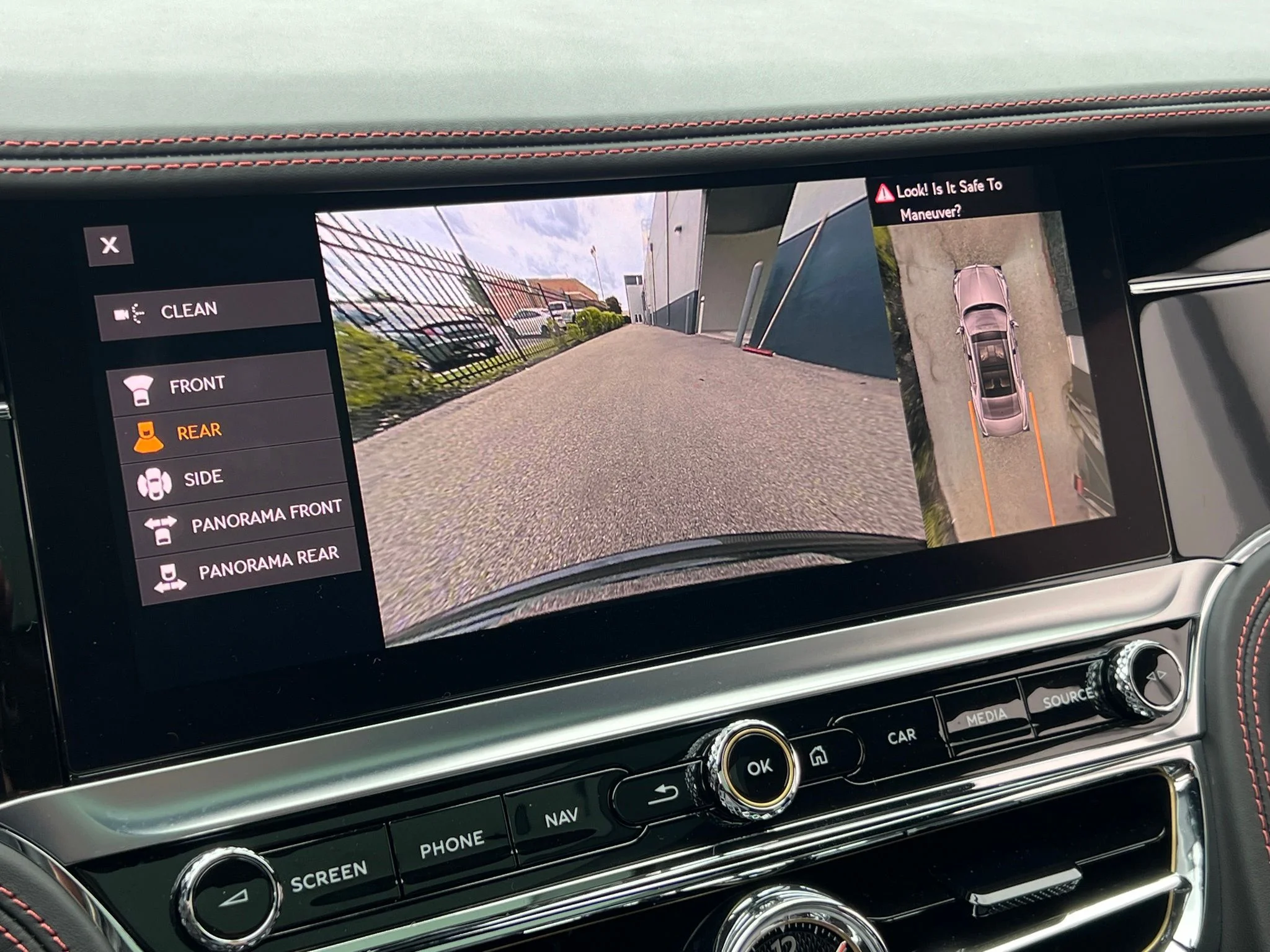 Used 2022 Black Bentley V8 image 29