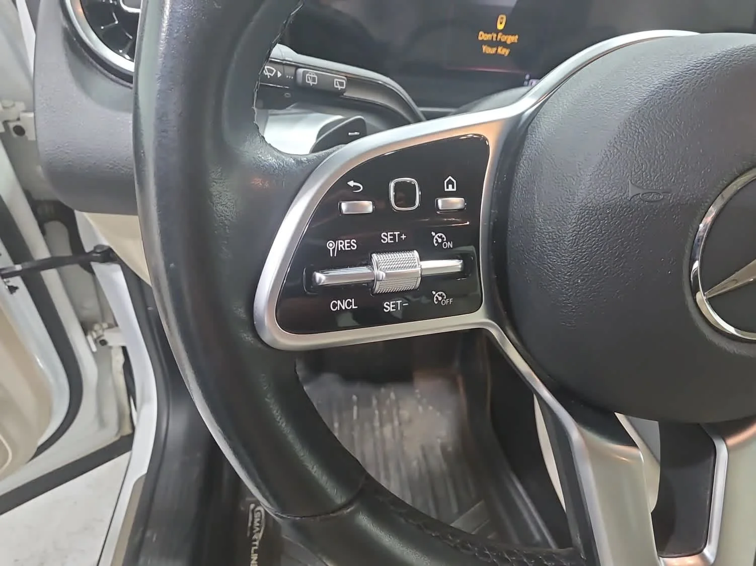 Used 2022 White Mercedes-Benz 4MATIC® image 19