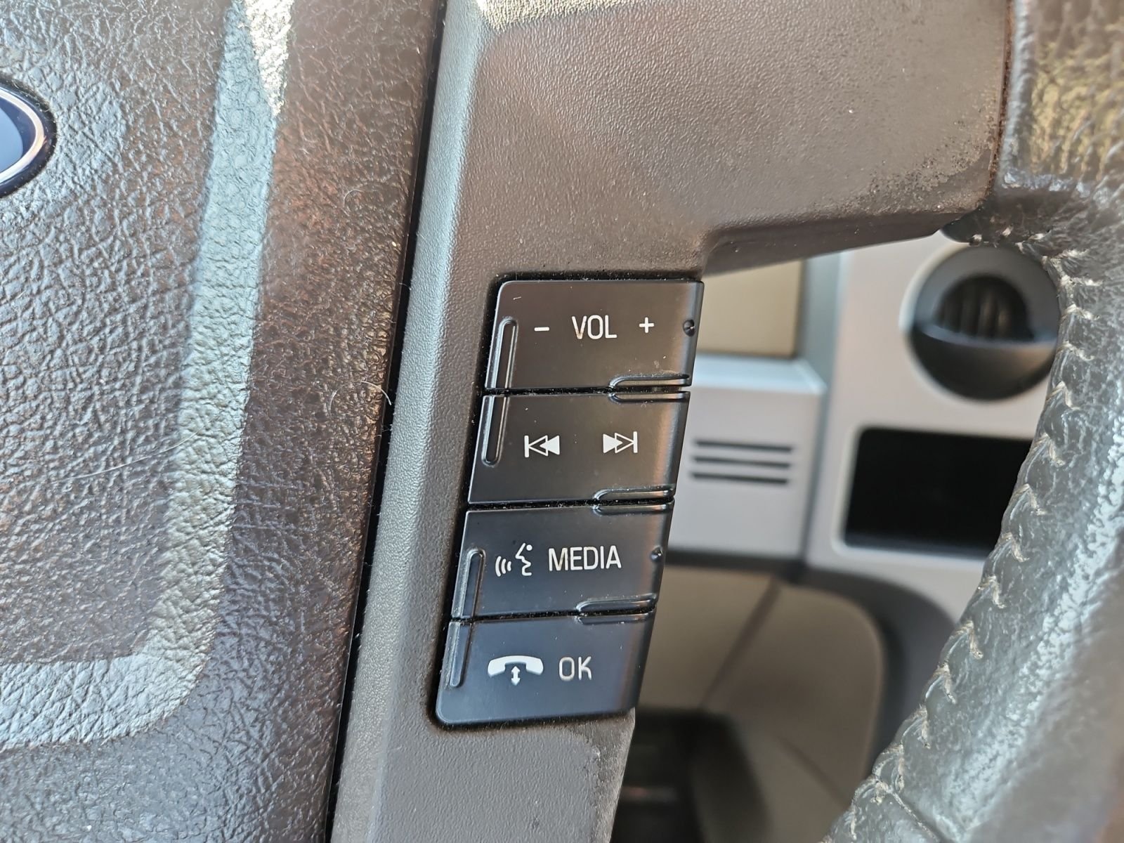 Used 2010  Ford Lariat image 25