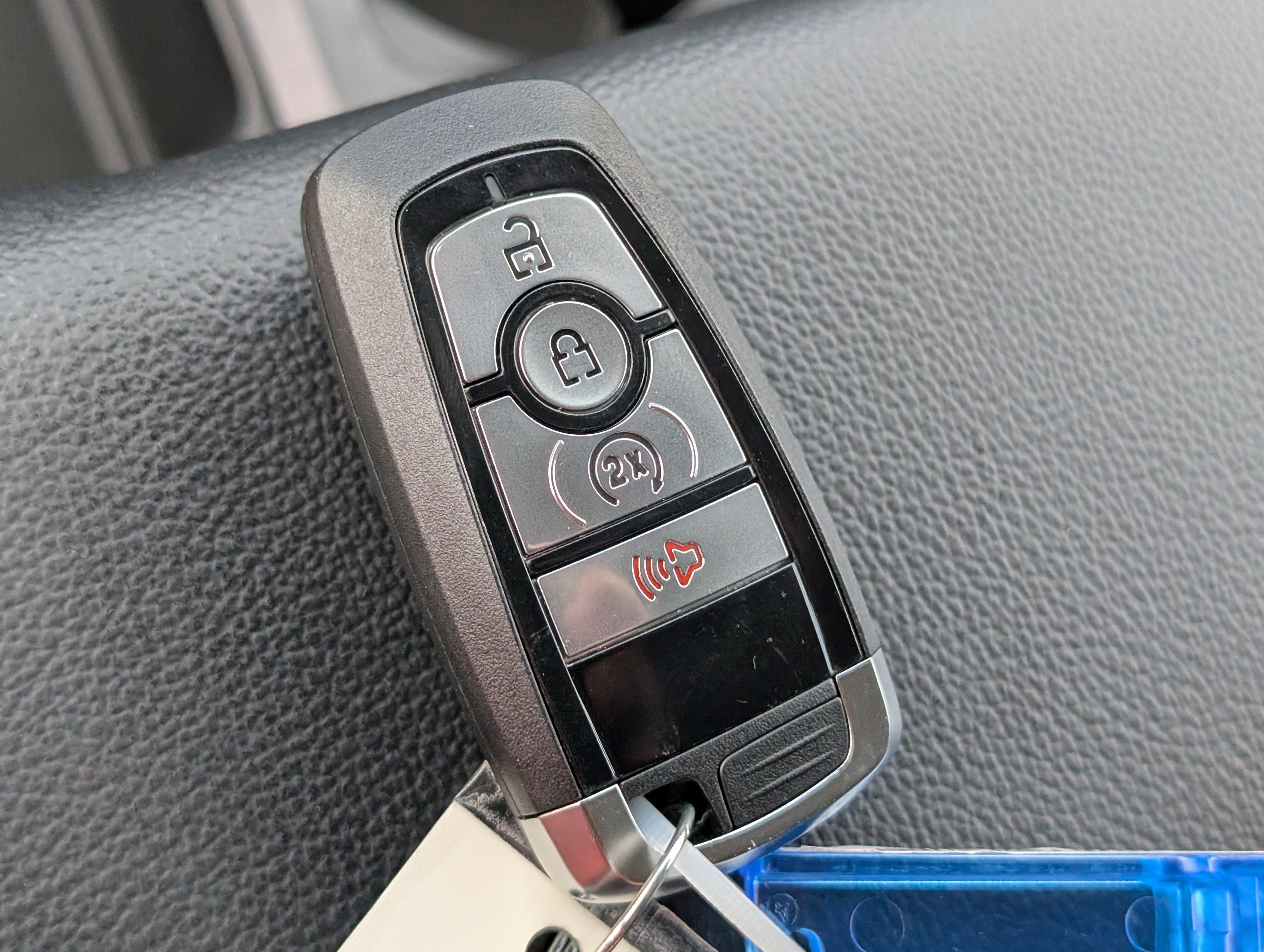 New 2026 Star White Metallic Tri-Coat FORD F-450® LARIAT® image 32