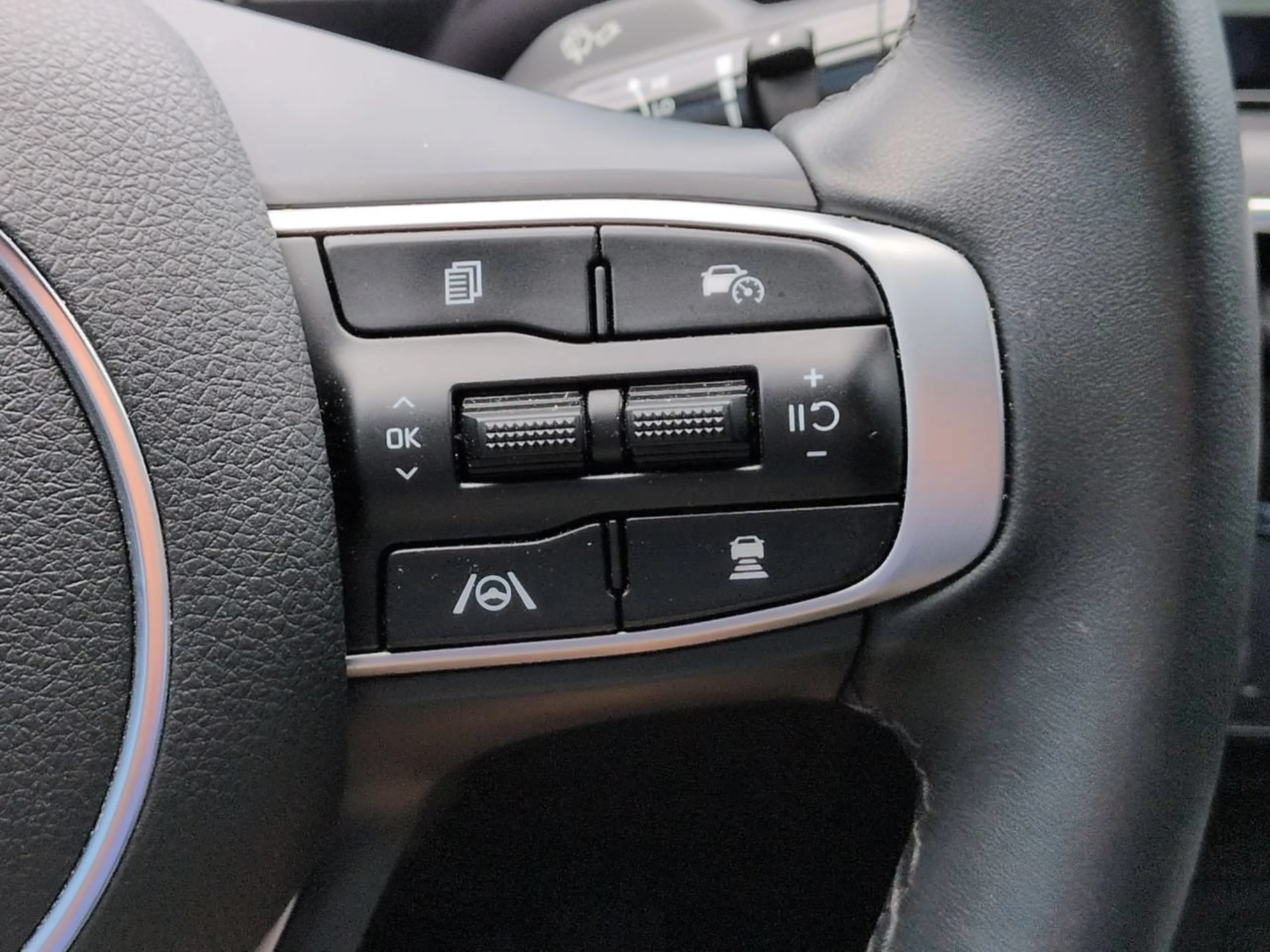 Used 2025 Snow White Pearl Kia GT-Line image 26