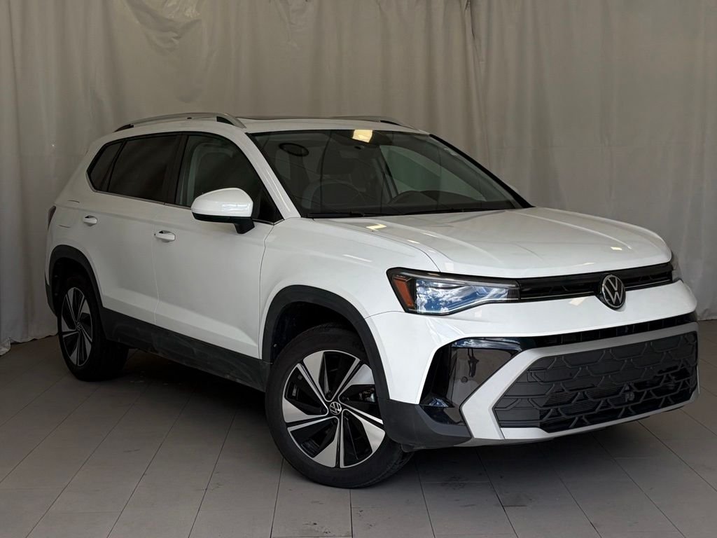 Certified Used 2025 Pure White Volkswagen 1.5T SE image 3