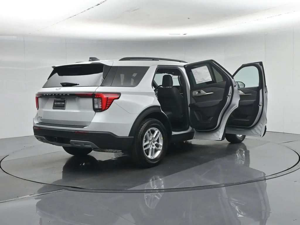 New 2027 Avalanche Gray Ford Active image 31