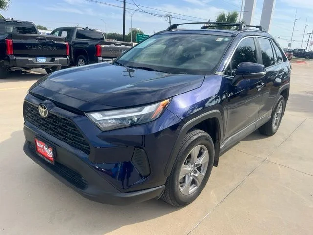 Used 2023  Toyota XLE image 3