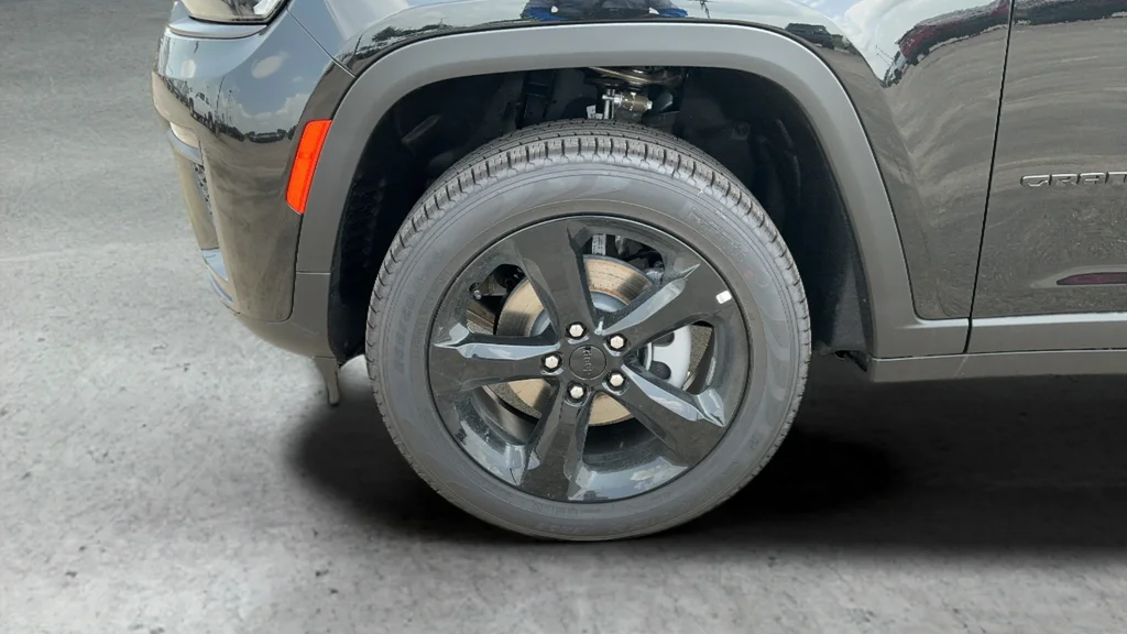 New 2026 Diamond Black Crystal Pearl-Coat Exterior Paint Jeep Limited image 25