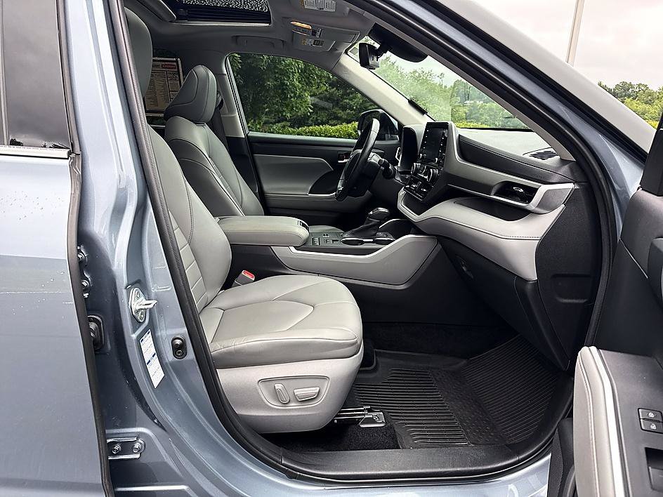 Used 2020 Moon Dust Toyota Hybrid XLE image 21