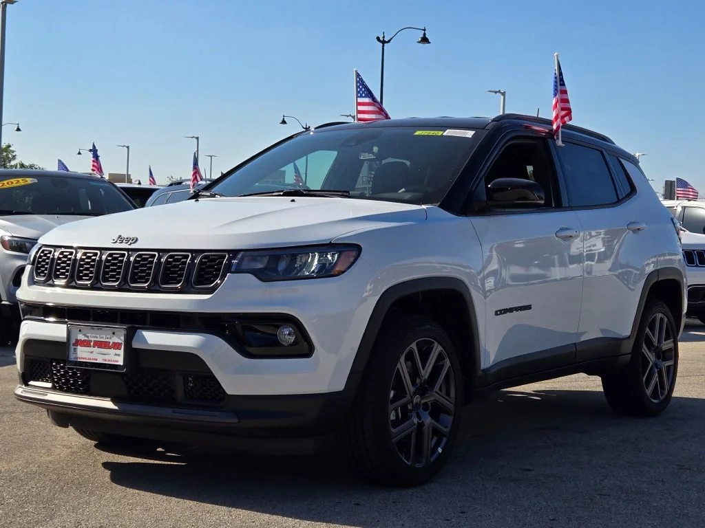 New 2026 Bright White Clear-Coat Exterior Paint Jeep Limited image 3