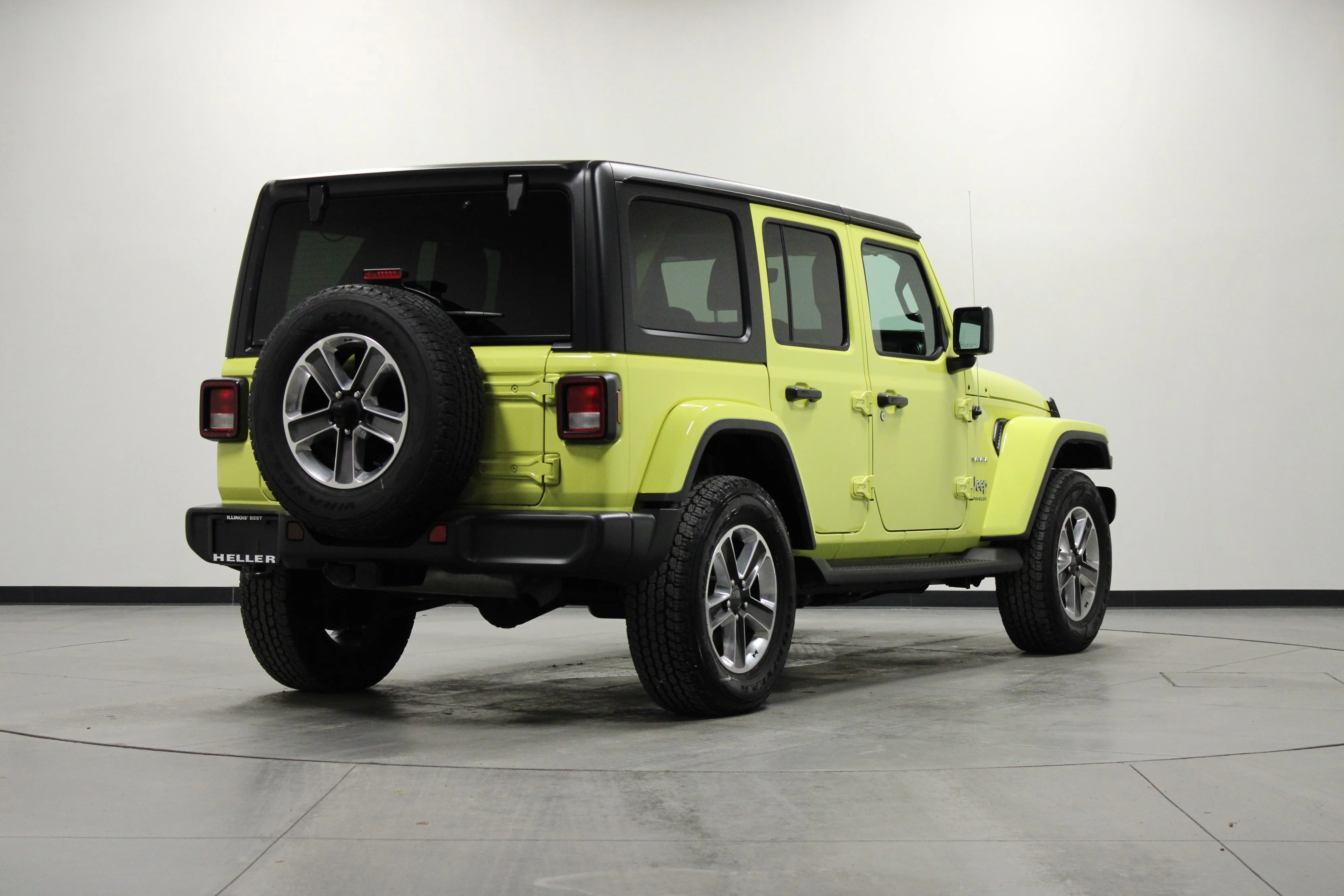 Used 2023 High Velocity Clearcoat Jeep Sahara image 4