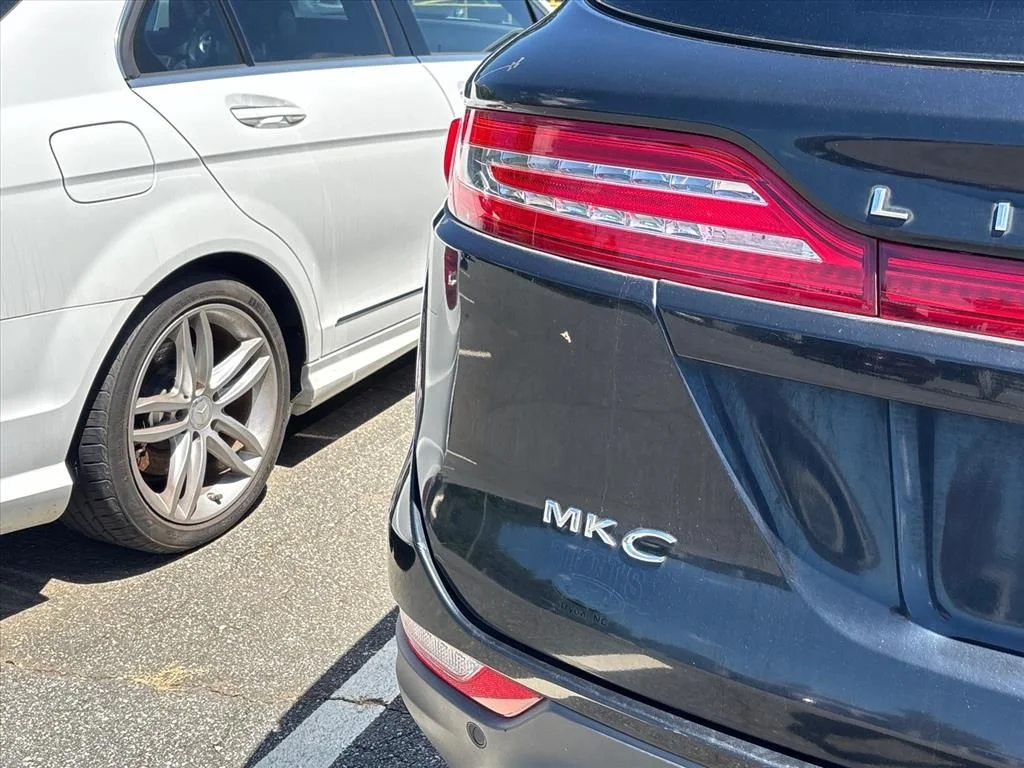 Used 2017 Black Lincoln Reserve image 13