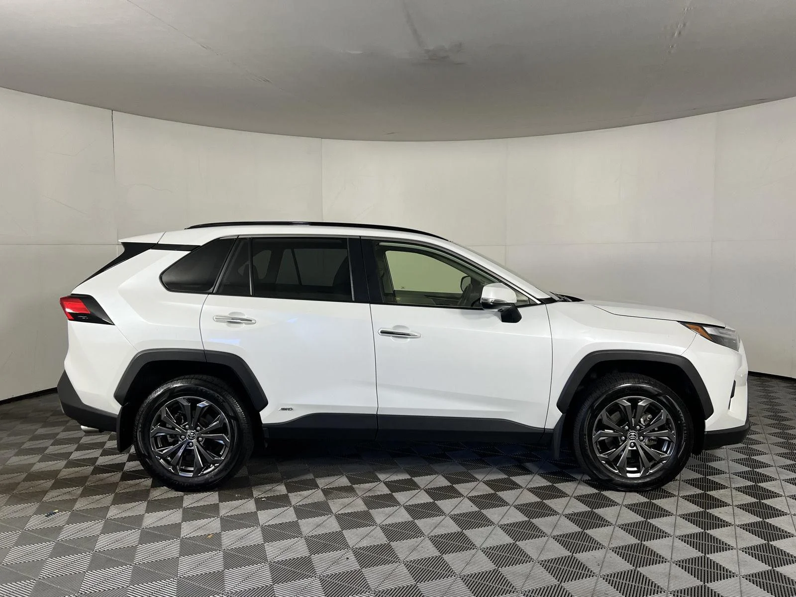 Used 2024 Wind Chill Pearl Toyota Limited image 9
