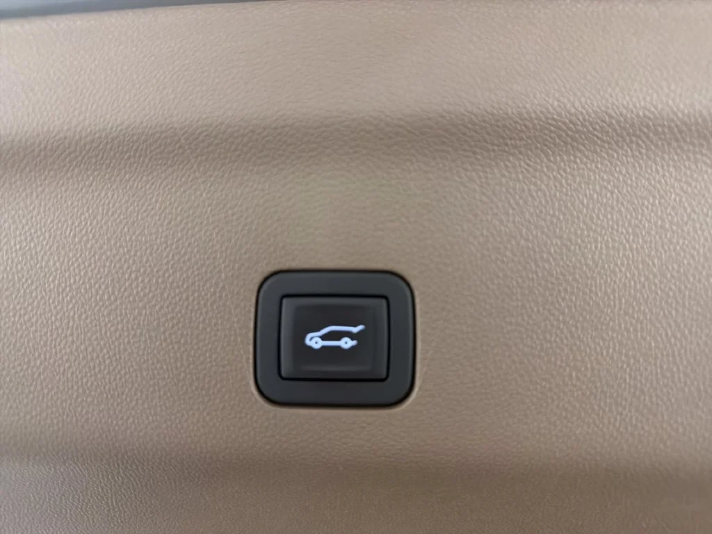 Used 2025 Sterling Metallic GMC Denali image 9