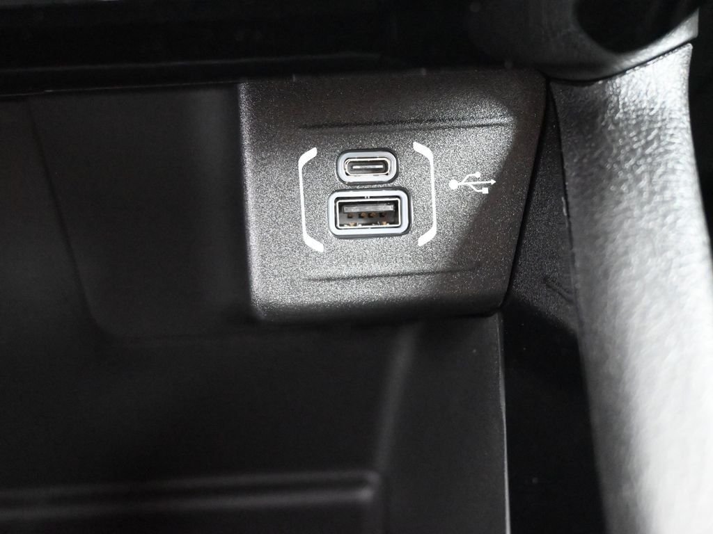 New 2026 Diamond Black Crystal Pearl-Coat Exterior Paint Jeep Latitude image 3