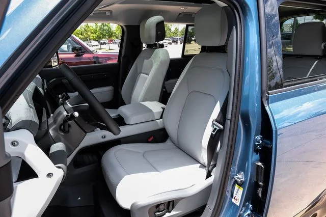 New 2026 Tasman Blue Land Rover X-Dynamic SE image 41