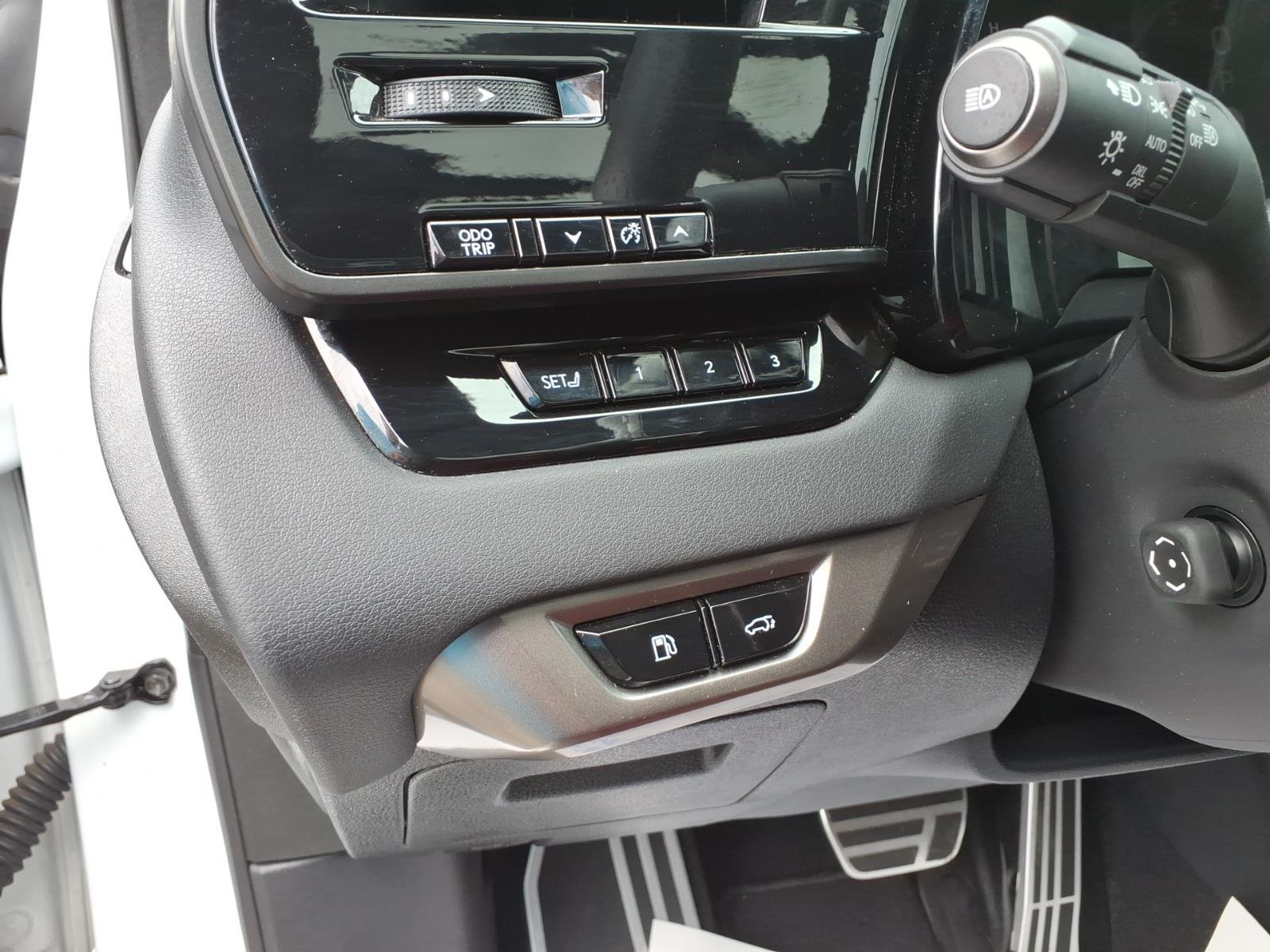 Used 2024 Ultra White Lexus F SPORT Handling image 19