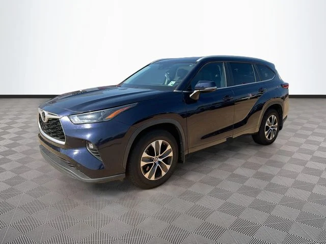 Used 2023  Toyota XLE image 3
