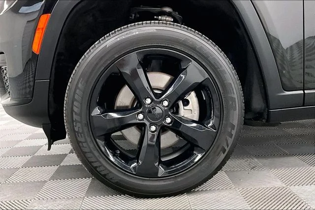 Used 2025 Diamond Black Crystal Pearlcoat Jeep Altitude image 10
