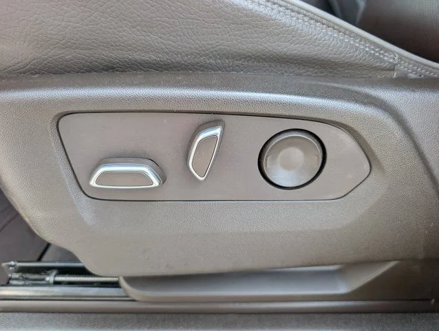 Used 2023 White Frost Tricoat GMC Denali image 15