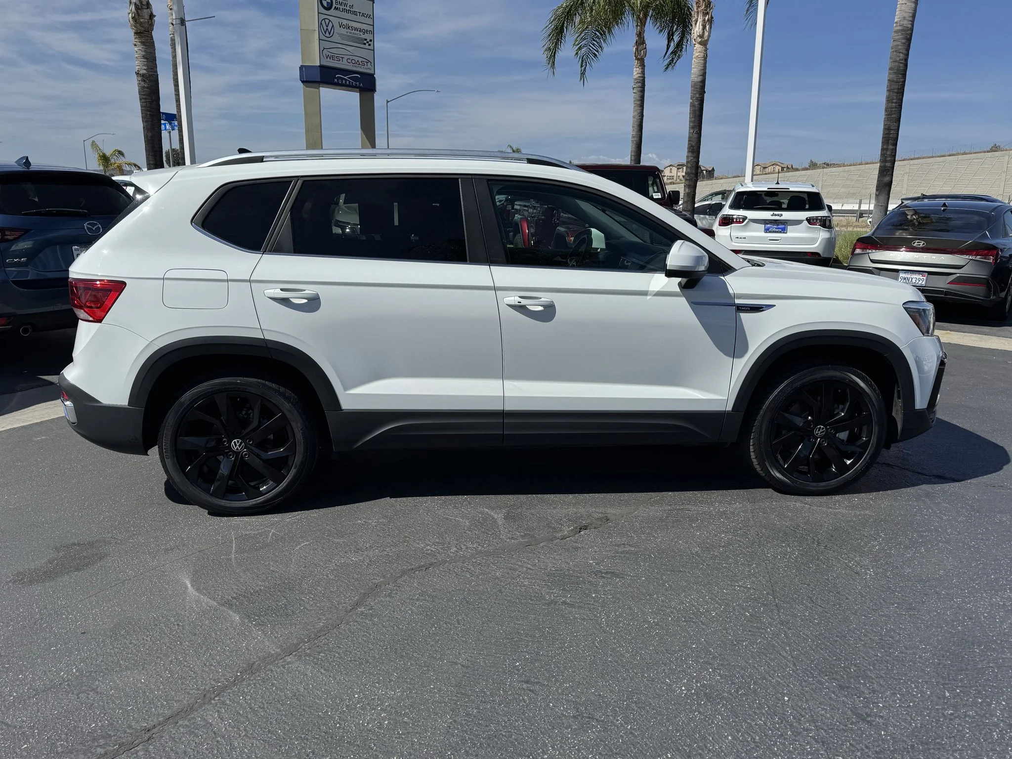 Used 2023 Pure White Volkswagen SE image 8
