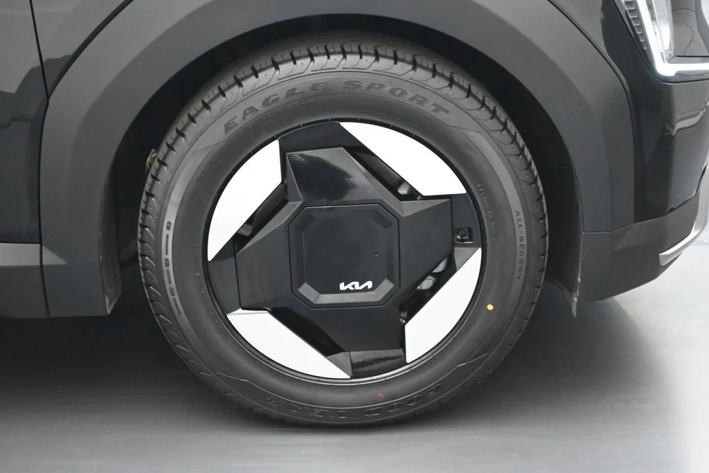 Used 2024 Black Kia Light Long Range image 27