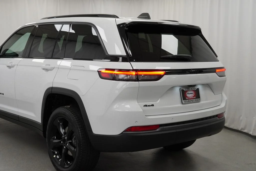 New 2027 Bright White Clear-Coat Paint Jeep Limited image 12