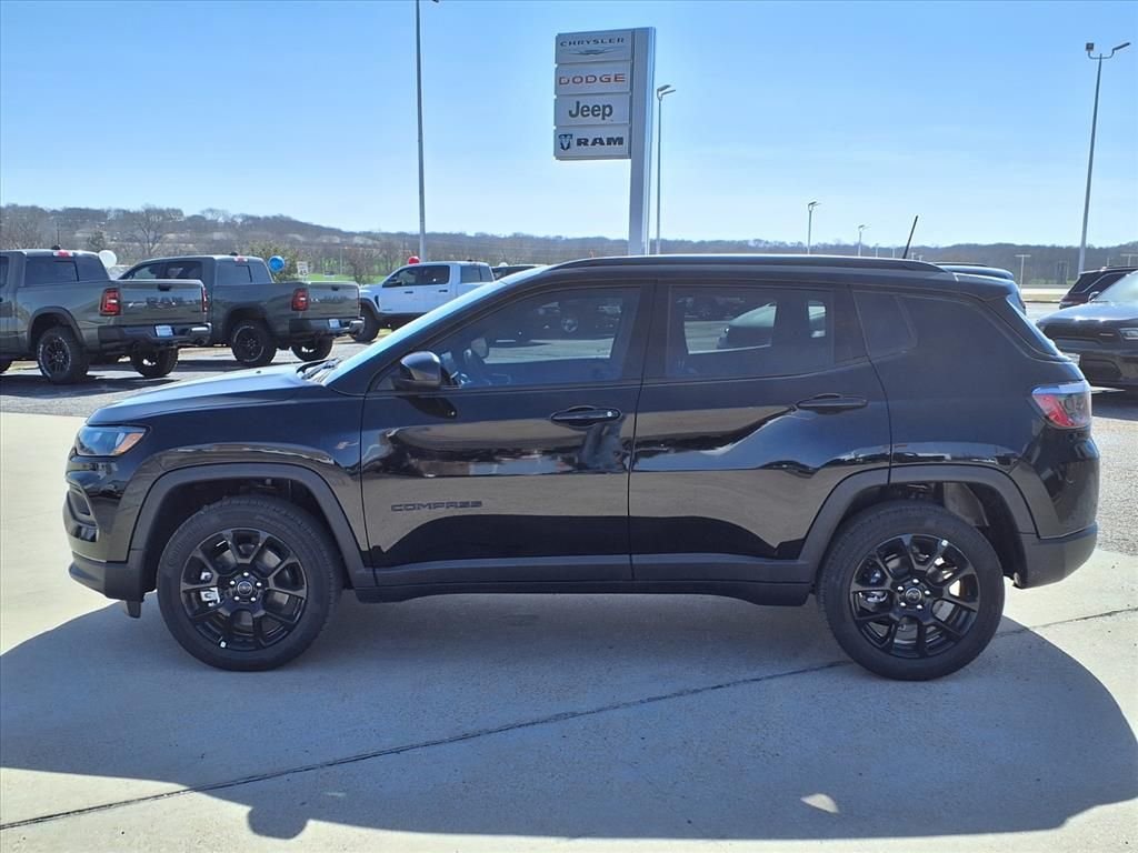 New 2026 Diamond Black Crystal Pearl-Coat Exterior Paint Jeep Latitude image 4