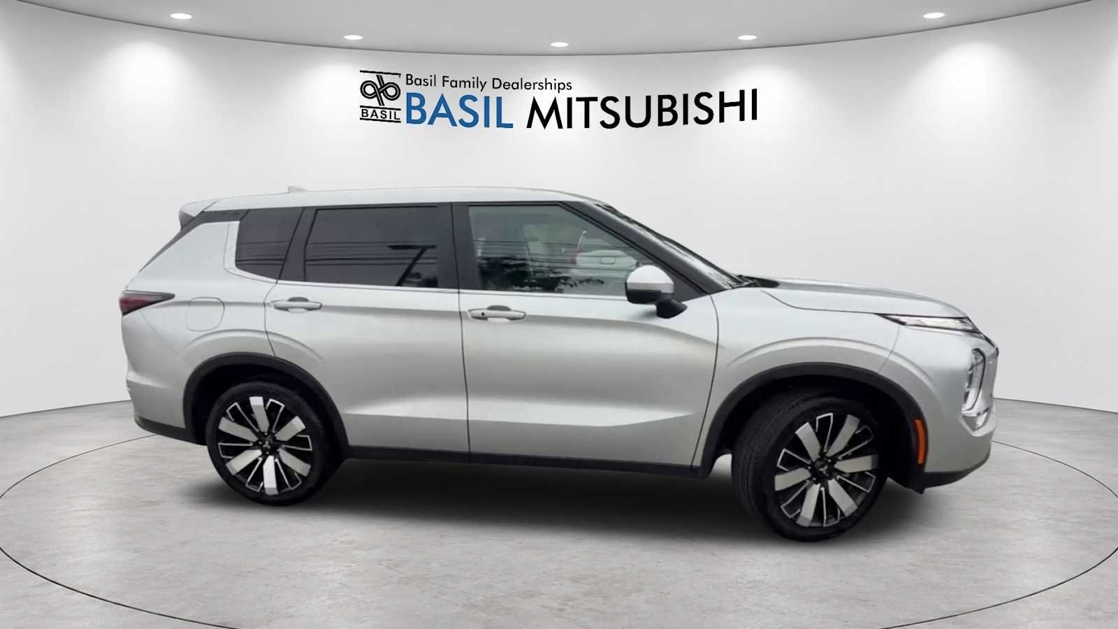 Used 2025 Alloy Silver Metallic Mitsubishi SE image 8