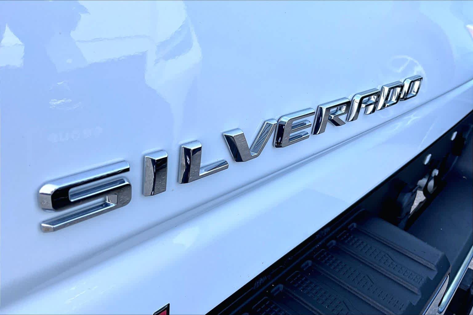 Used 2024 Summit White Chevrolet LT image 10