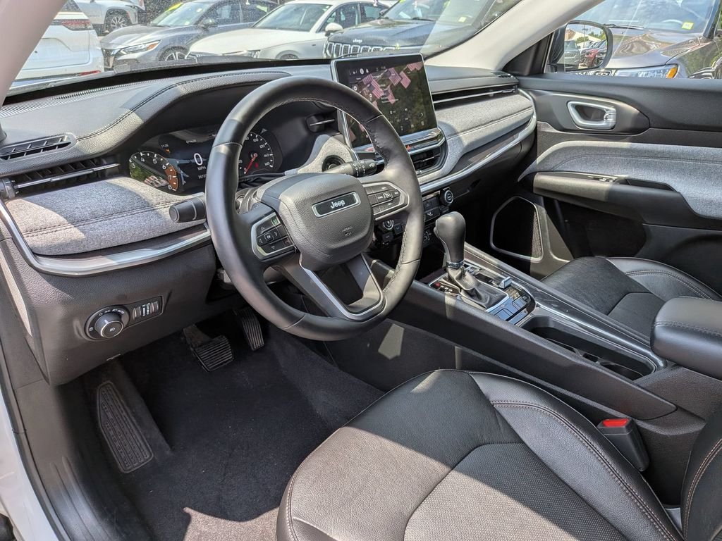 Used 2022 White Jeep Latitude Lux image 12