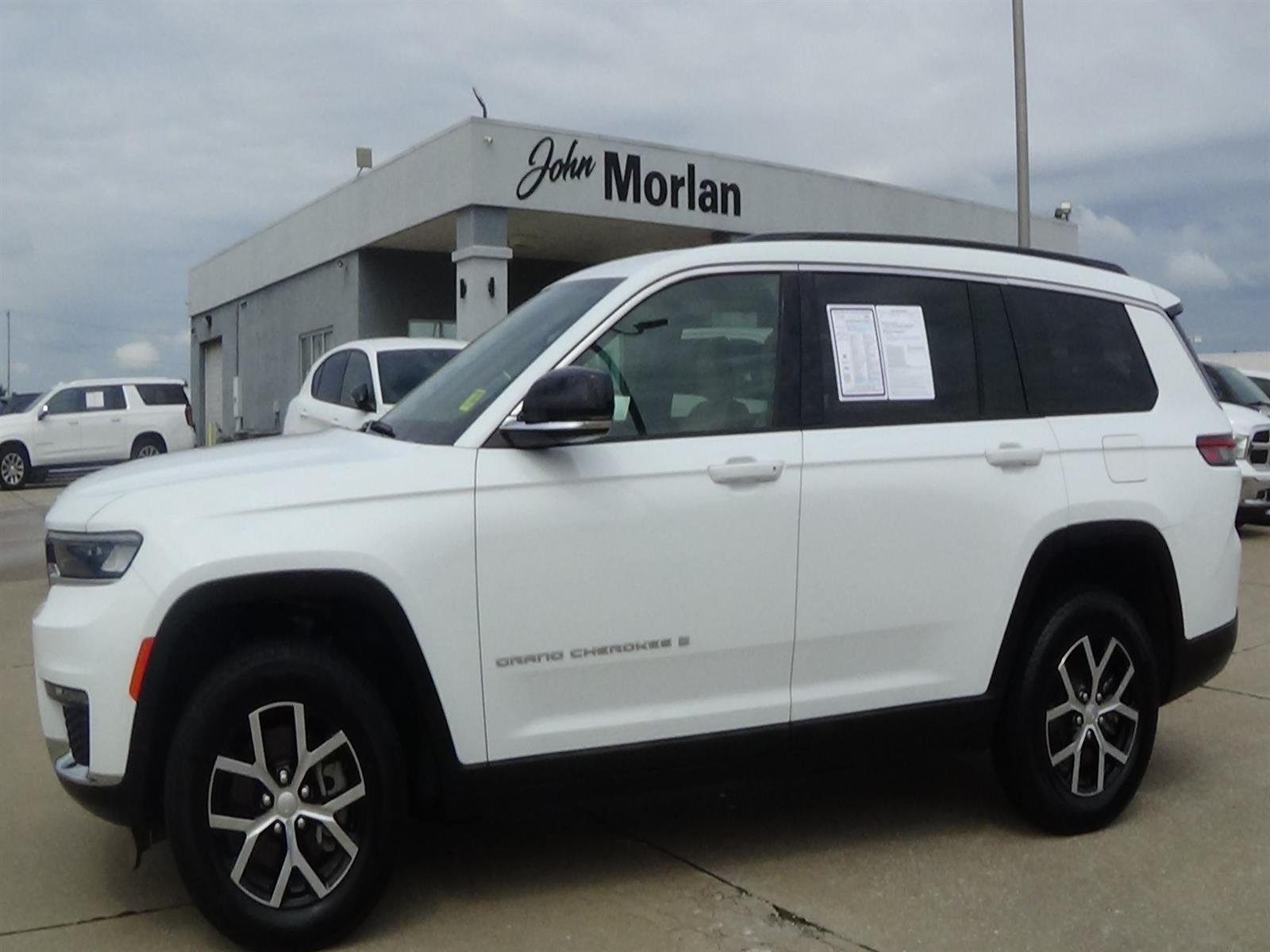 Certified Used 2025 Bright White Clear Coat (pw7) Jeep Limited image 1