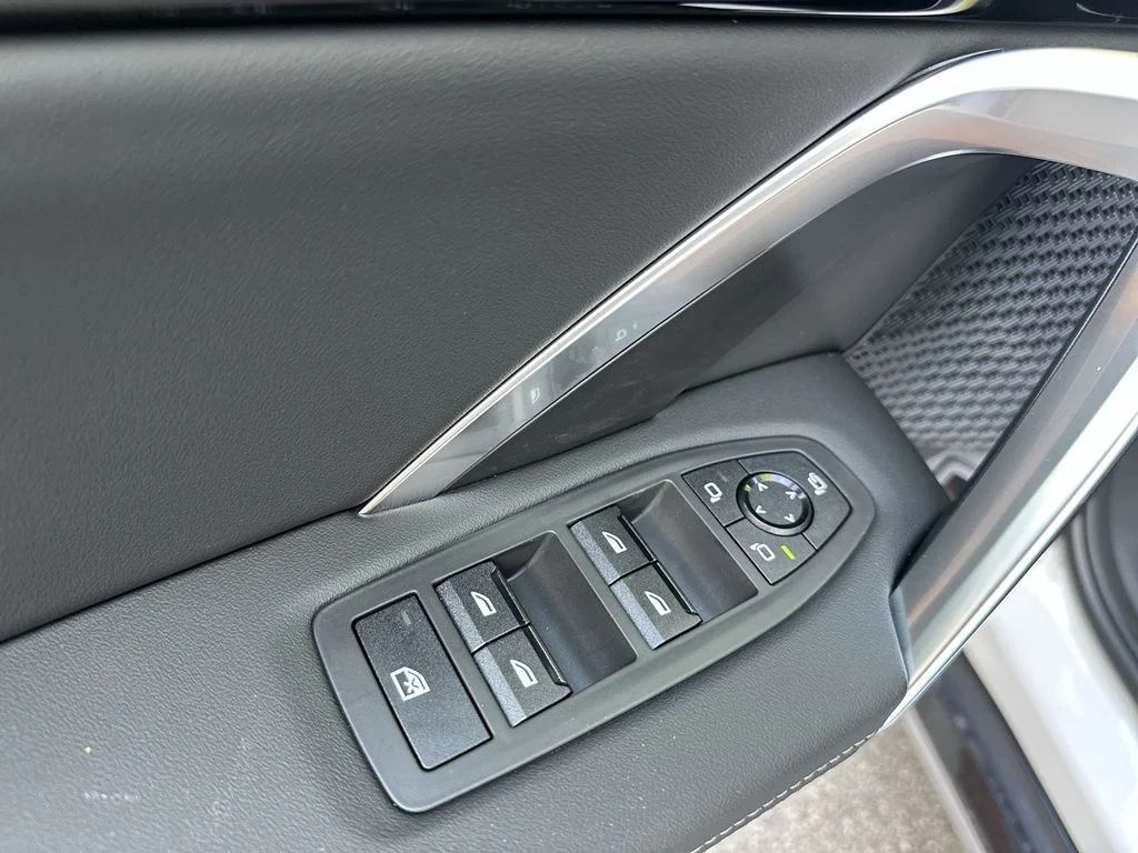 Used 2026 White BMW xDrive28i image 17