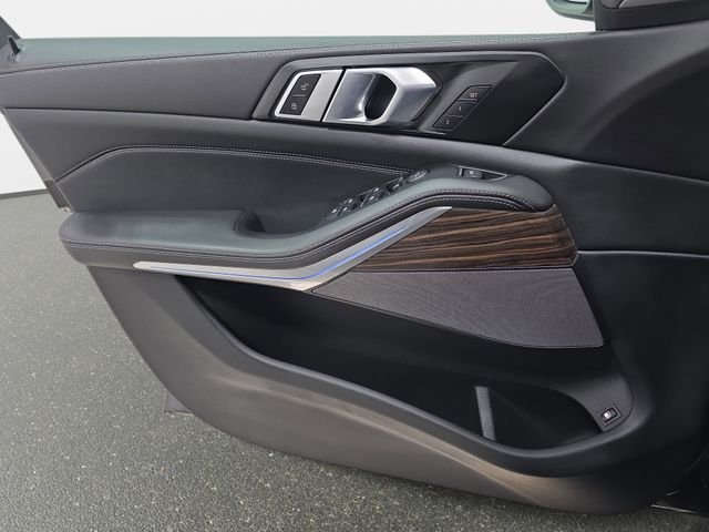 Used 2025 Black BMW xDrive50e image 25