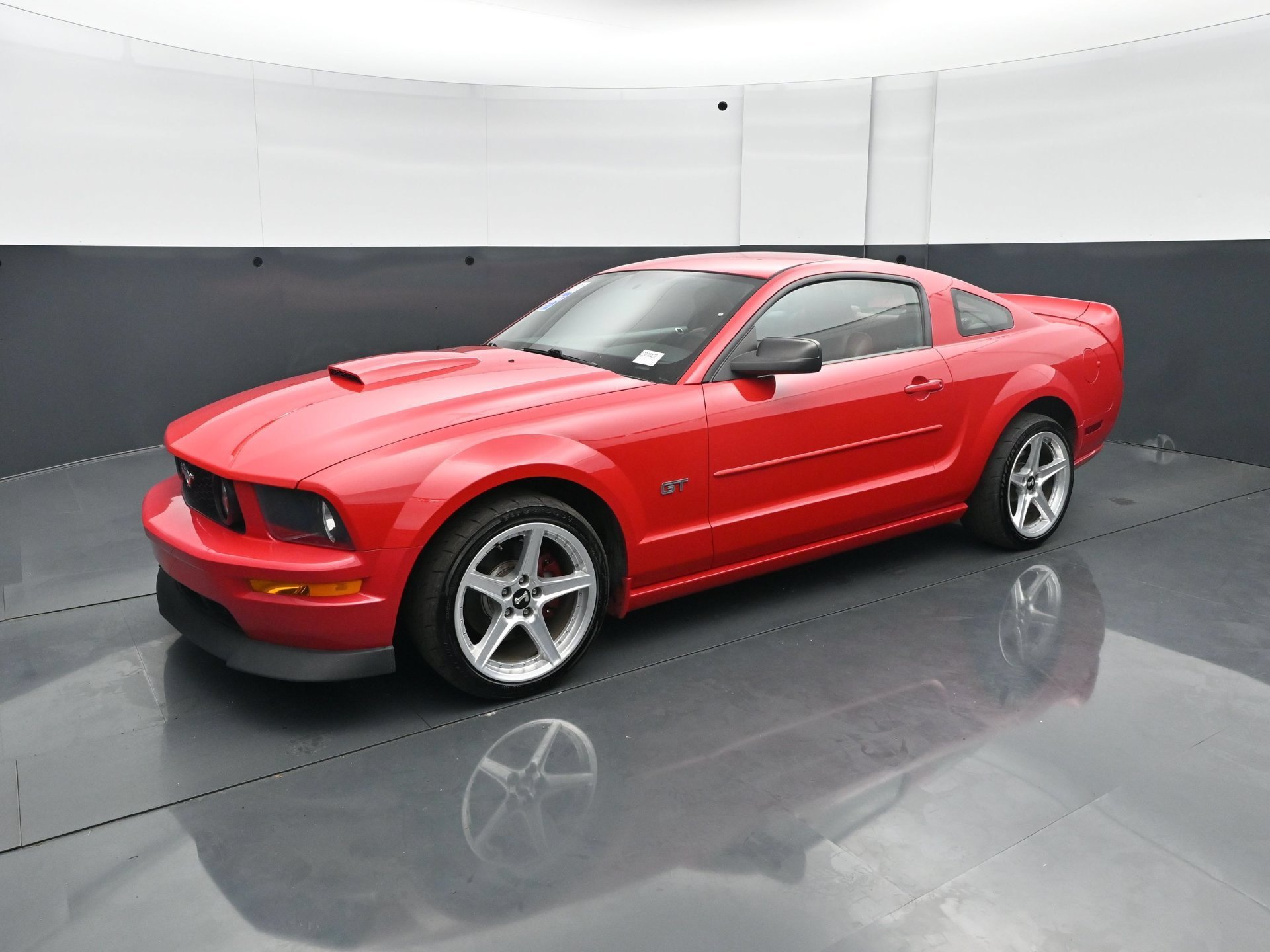 Used 2007 Ford Mustang GT Deluxe with VIN 1ZVFT82H275220155 for sale in White Bear Lake, Minnesota