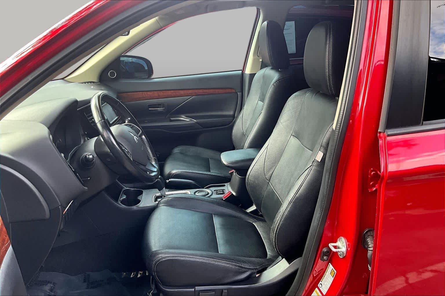 Used 2015 Rally Red Mitsubishi SE image 9