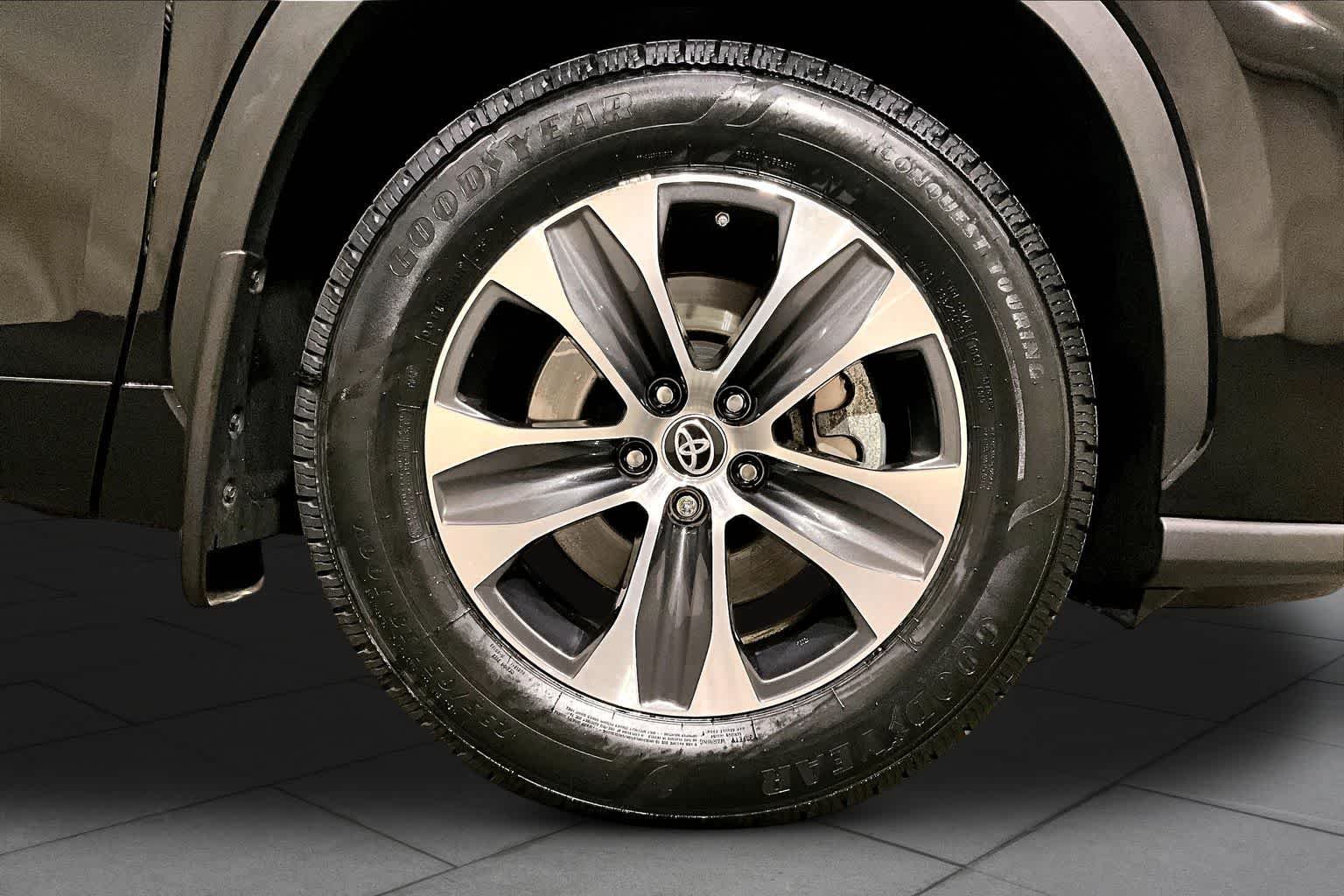 Used 2022 Midnight Black Metallic Toyota XLE image 20