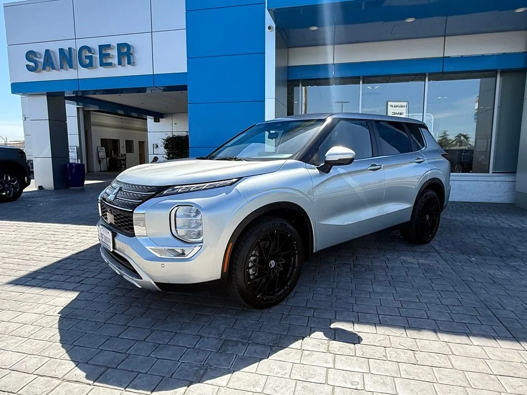 Used 2023 Silver Mitsubishi SE image 4