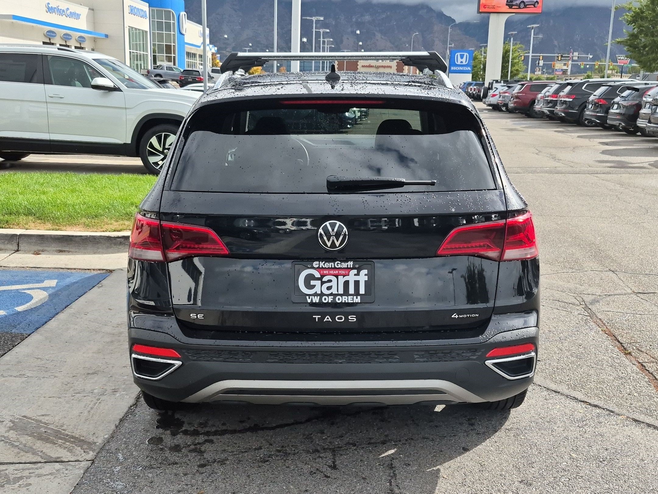 Used 2022 Deep Black Volkswagen SE image 4