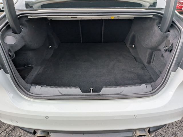 Used 2018 White Jaguar 25t R-Sport image 25
