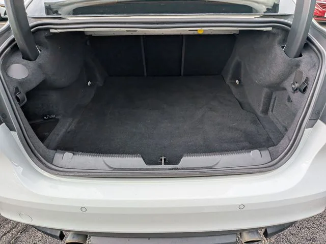 Used 2018 White Jaguar 25t R-Sport image 25