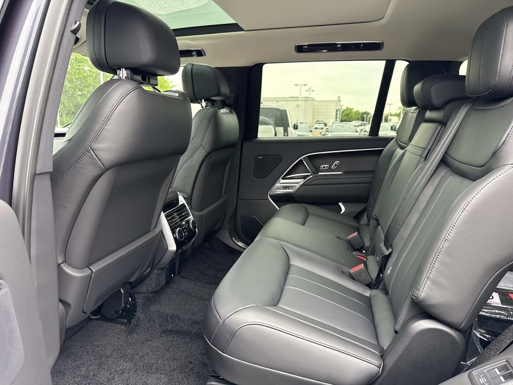 New 2026 Amethyst Grey Purple in Gloss finish Land Rover SE 7 Seats image 17