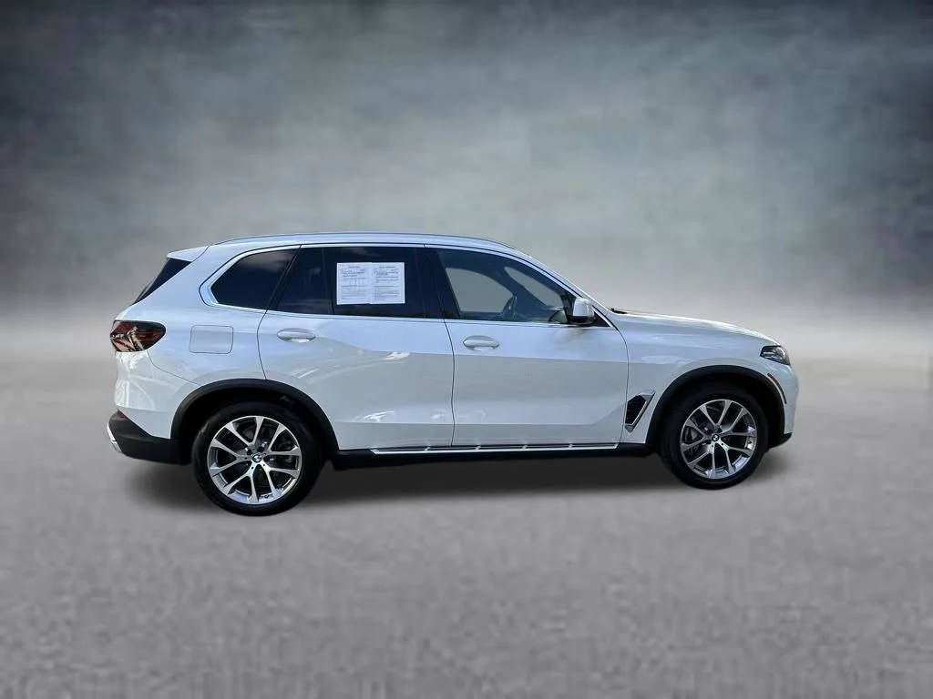 Used 2025 White BMW xDrive40i image 8
