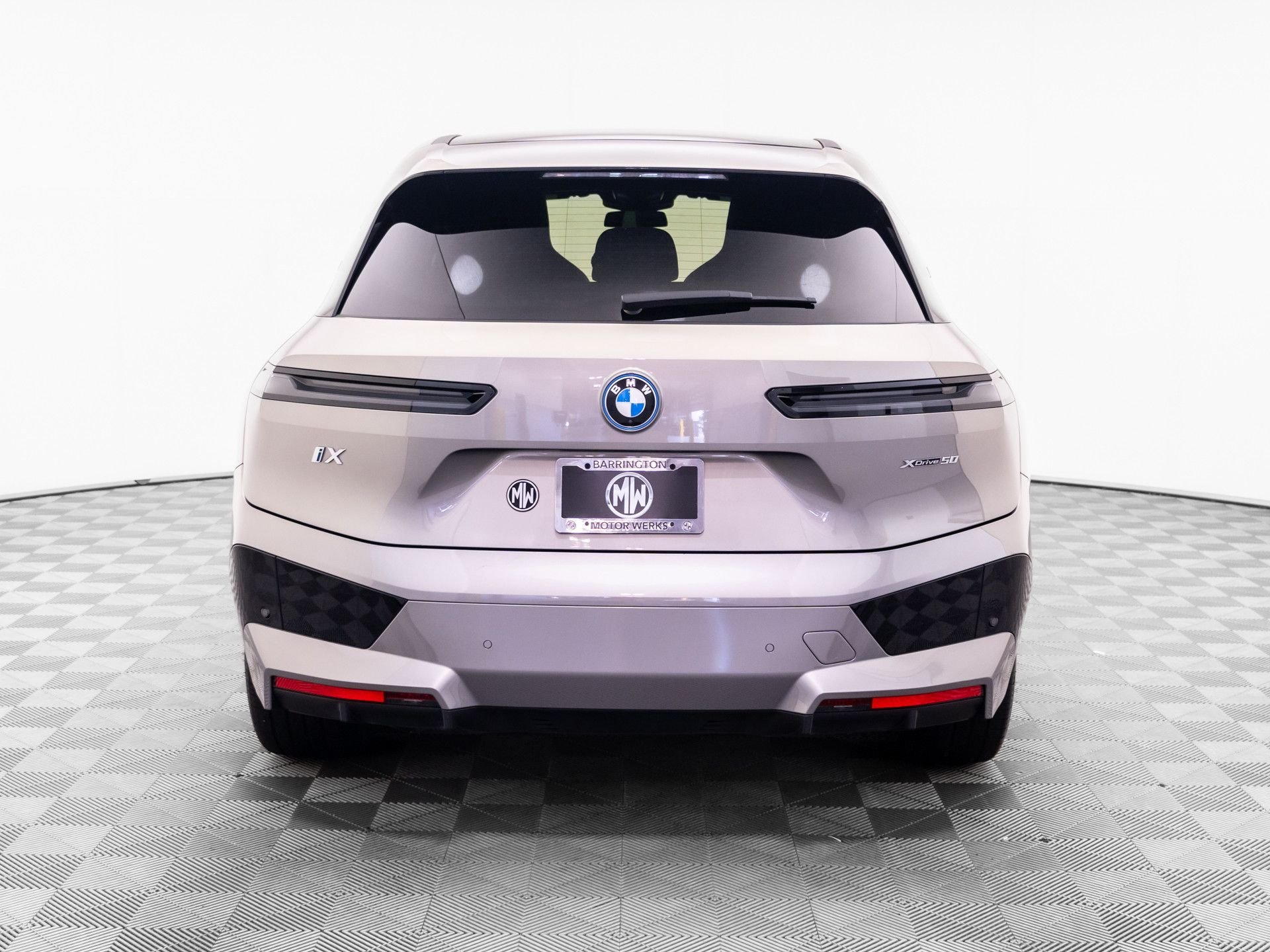 Used 2024 Gray BMW xDrive50 image 4