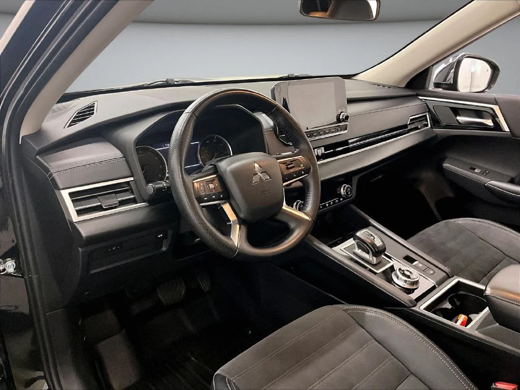Used 2023 Black Mitsubishi SE image 17