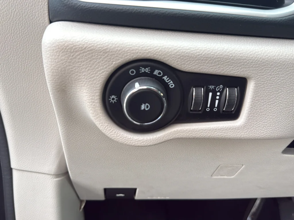 Used 2023 Black Chrysler Touring L image 25