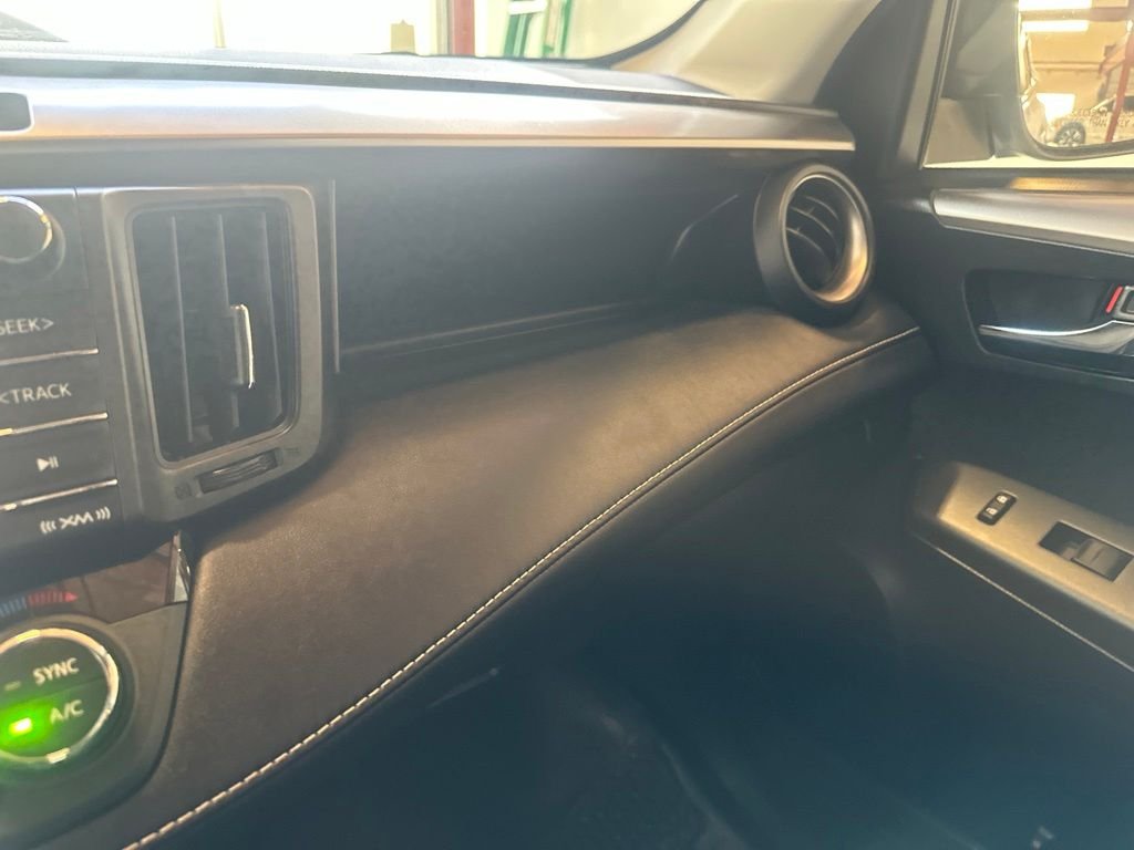 Used 2016 White Toyota XLE image 19