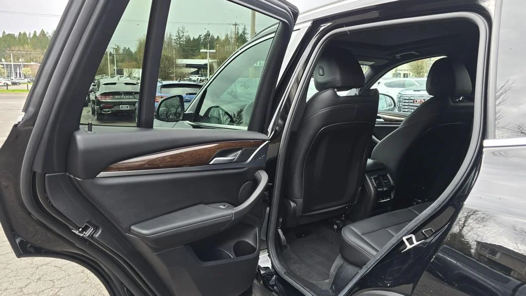 Used 2024 Black Sapphire Metallic BMW xDrive30i image 15
